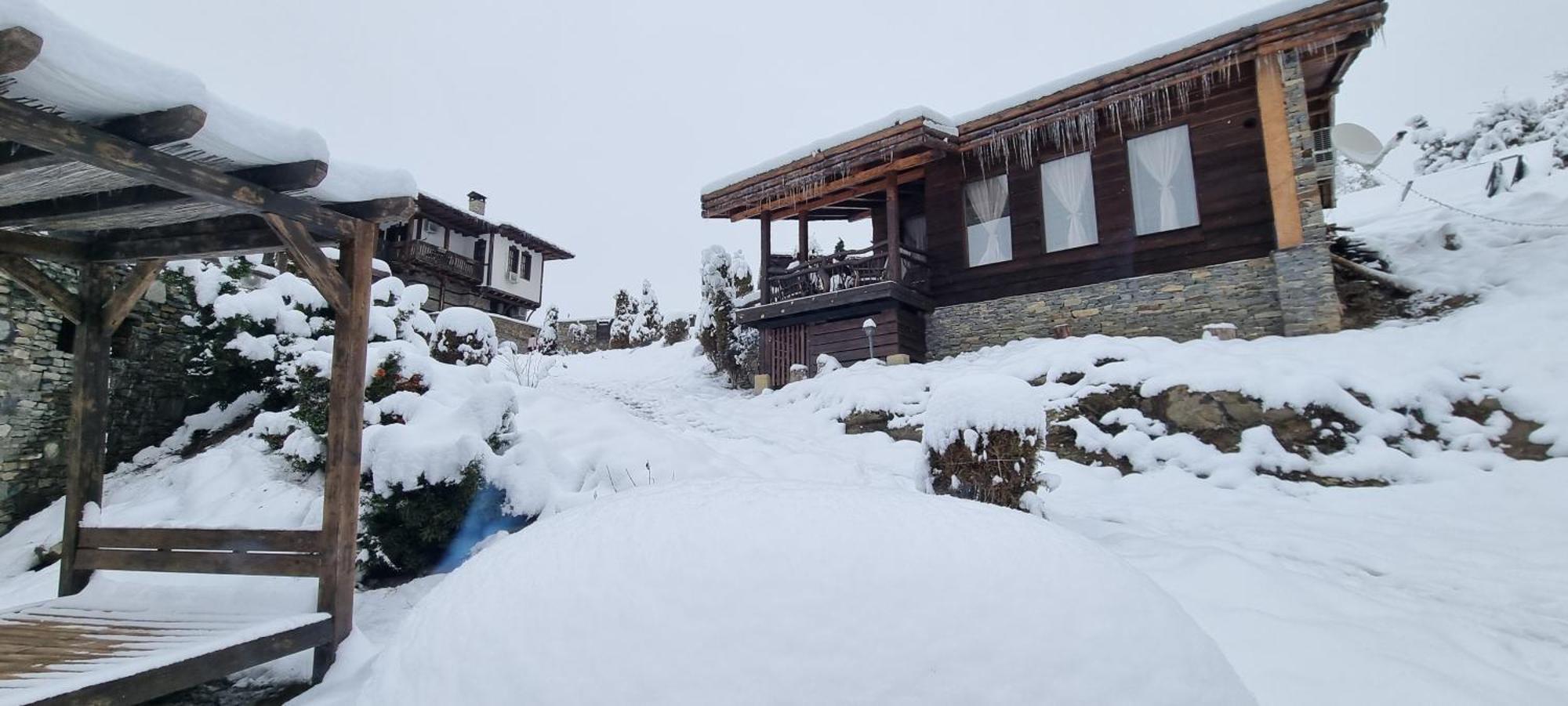 Панорама Хаус Лещен И Еко Къщи Дървена И Землянка Exterior foto