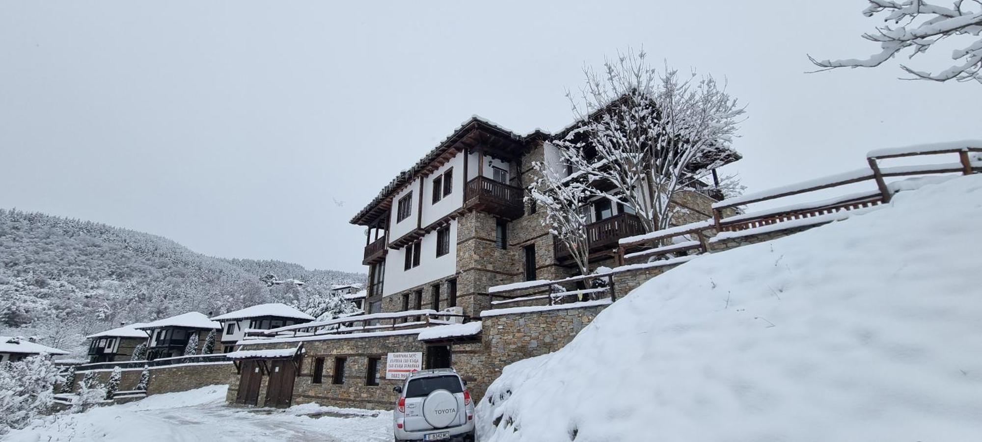 Панорама Хаус Лещен И Еко Къщи Дървена И Землянка Exterior foto