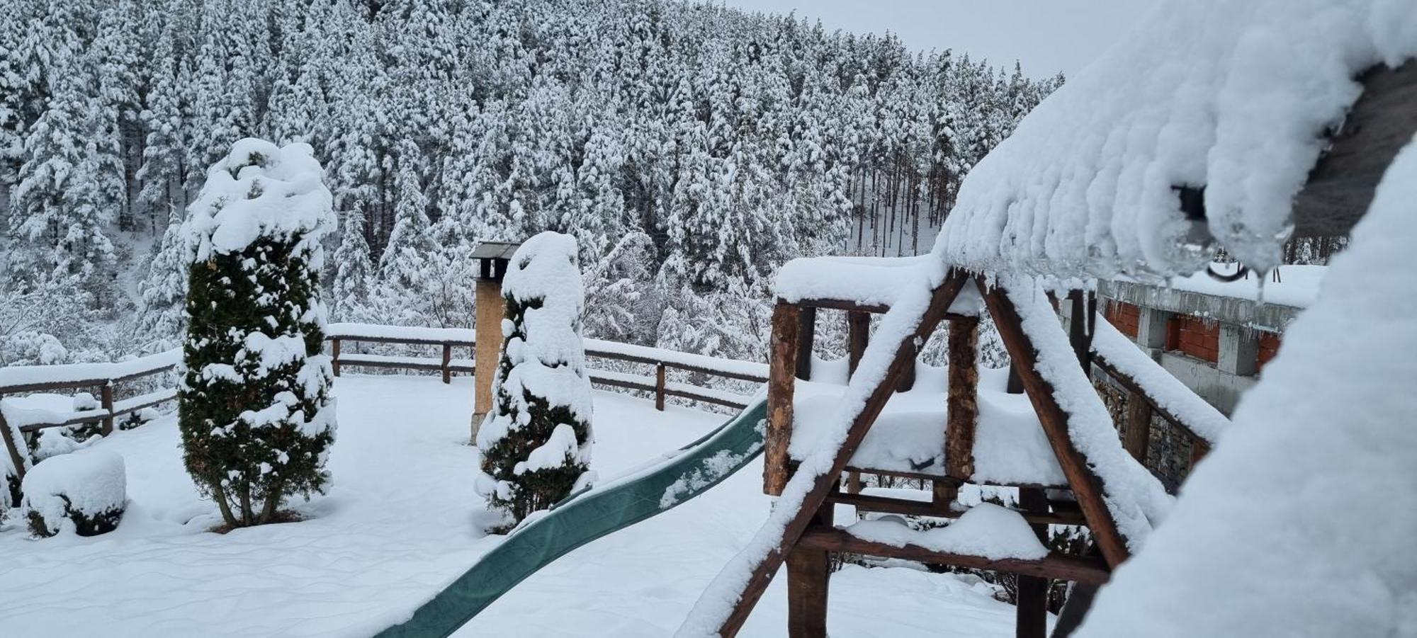 Панорама Хаус Лещен И Еко Къщи Дървена И Землянка Exterior foto