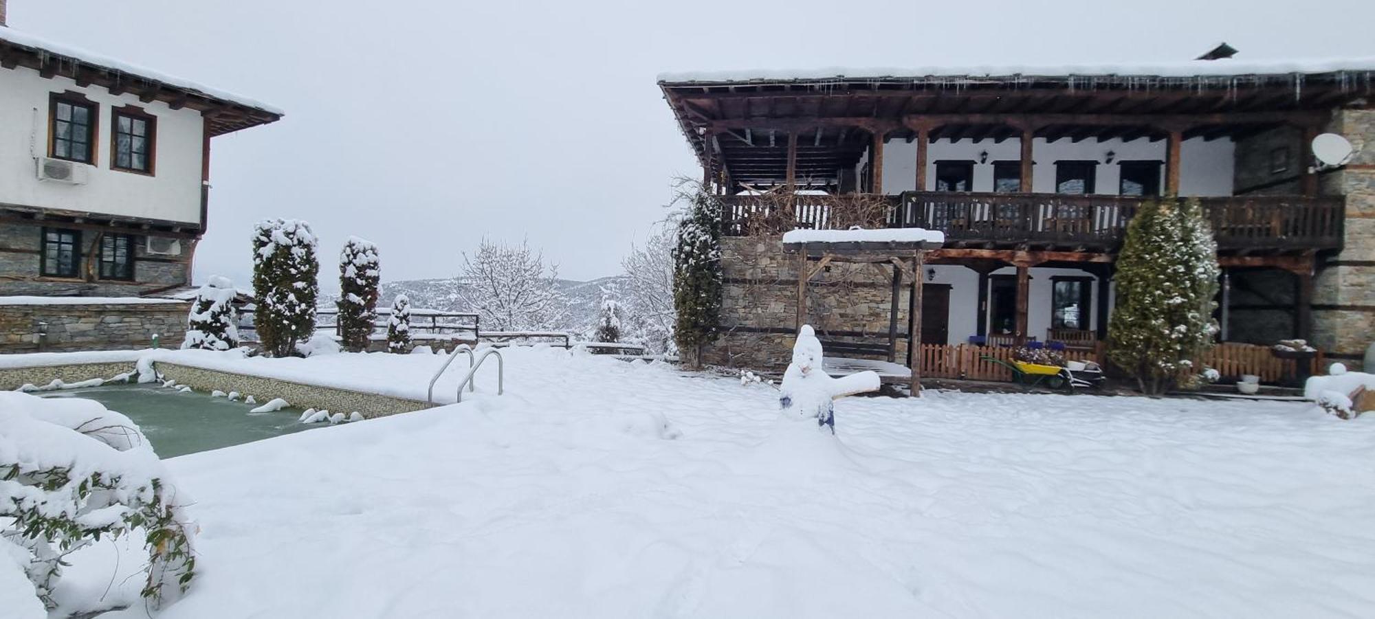 Панорама Хаус Лещен И Еко Къщи Дървена И Землянка Exterior foto