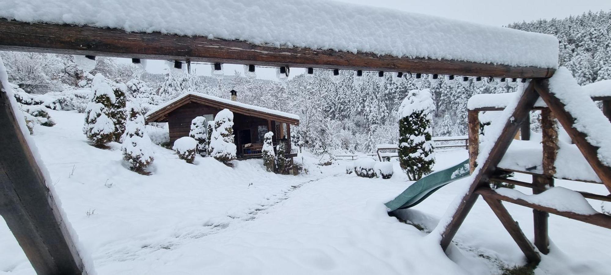 Панорама Хаус Лещен И Еко Къщи Дървена И Землянка Exterior foto