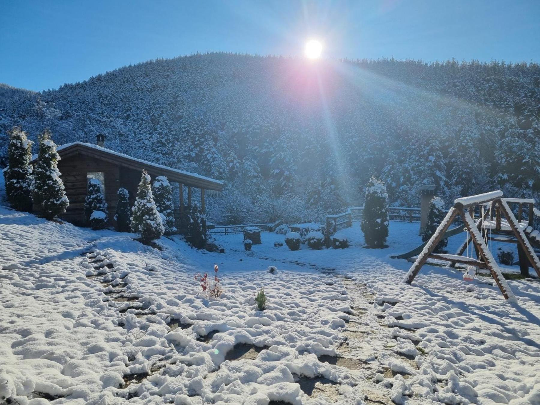 Панорама Хаус Лещен И Еко Къщи Дървена И Землянка Exterior foto