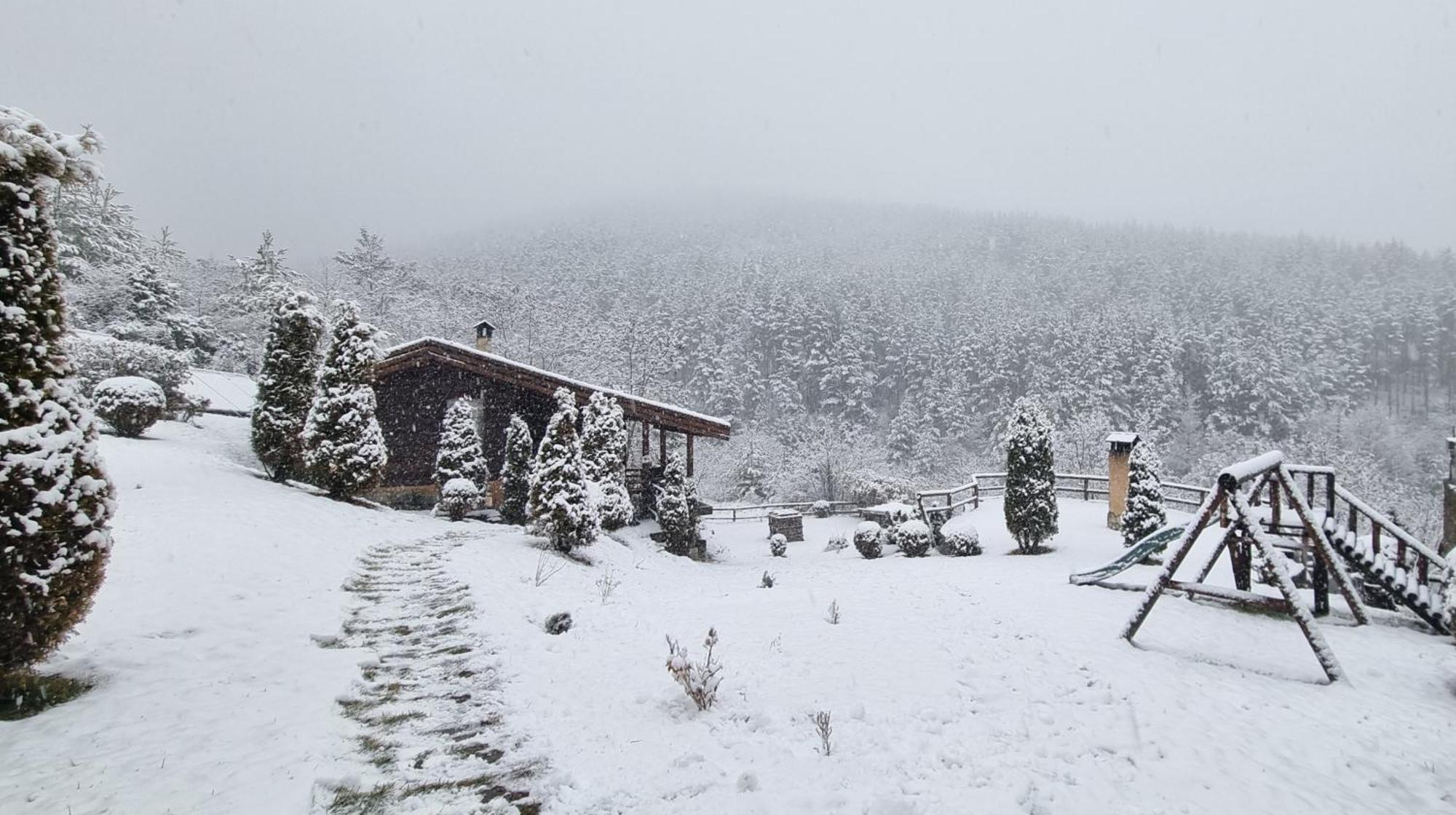 Панорама Хаус Лещен И Еко Къщи Дървена И Землянка Exterior foto
